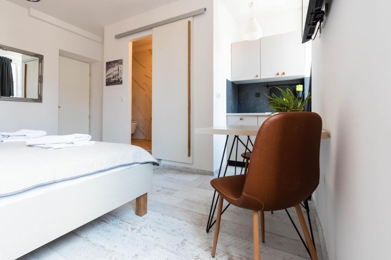 L&B City Center Studios Apartments Pula Exterior foto